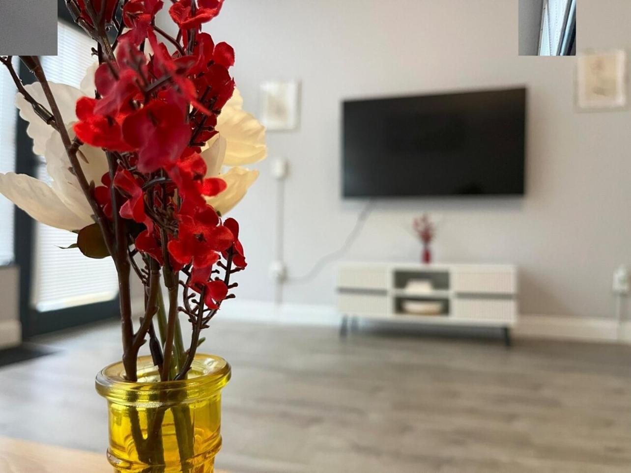 Local Modern Getaway - Ground Floor Apartment Кливланд Екстериор снимка