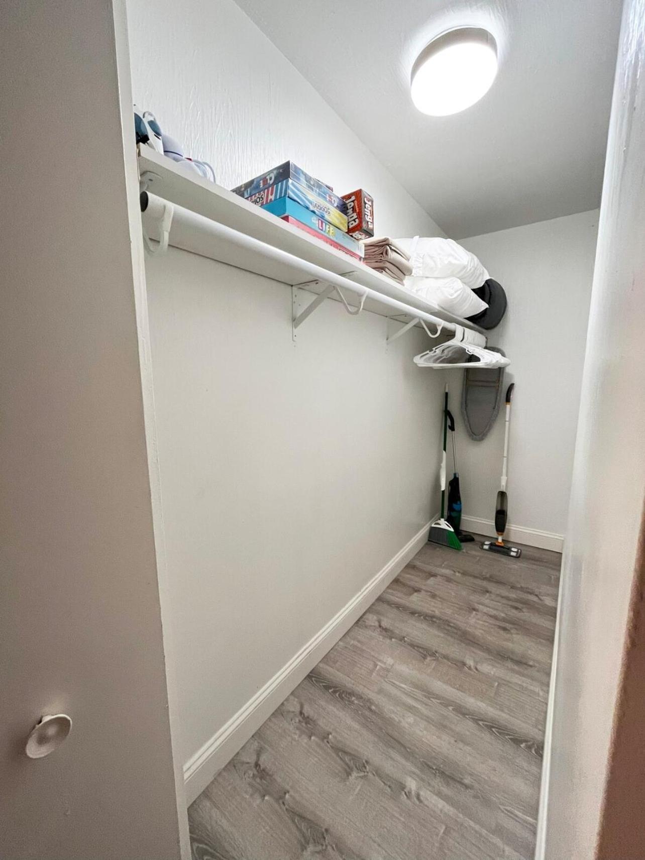 Local Modern Getaway - Ground Floor Apartment Кливланд Екстериор снимка
