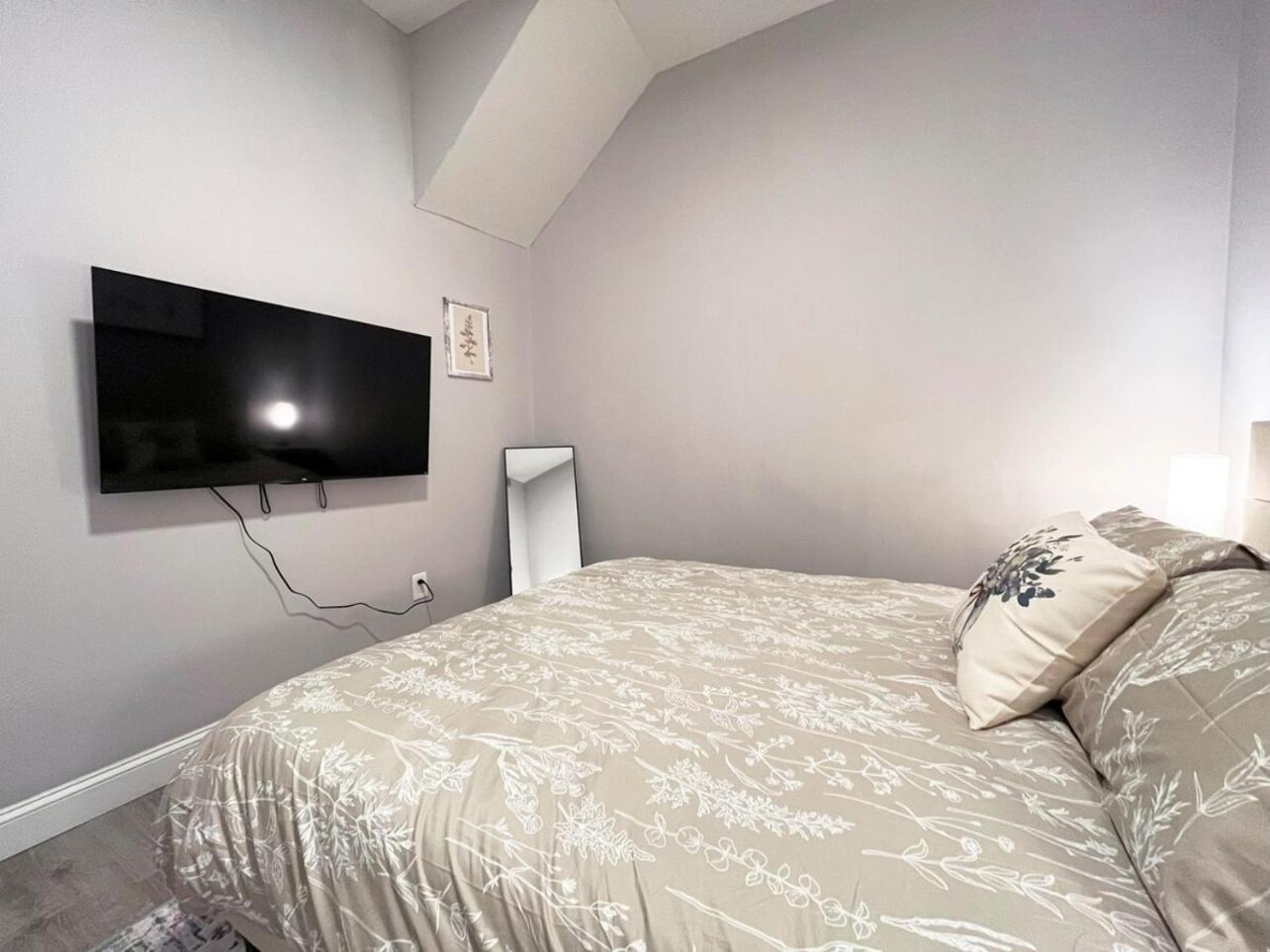 Local Modern Getaway - Ground Floor Apartment Кливланд Екстериор снимка