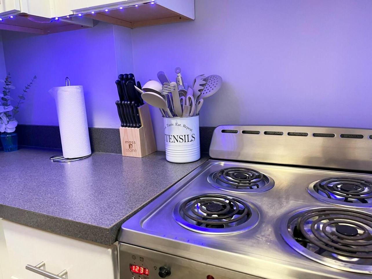 Local Modern Getaway - Ground Floor Apartment Кливланд Екстериор снимка