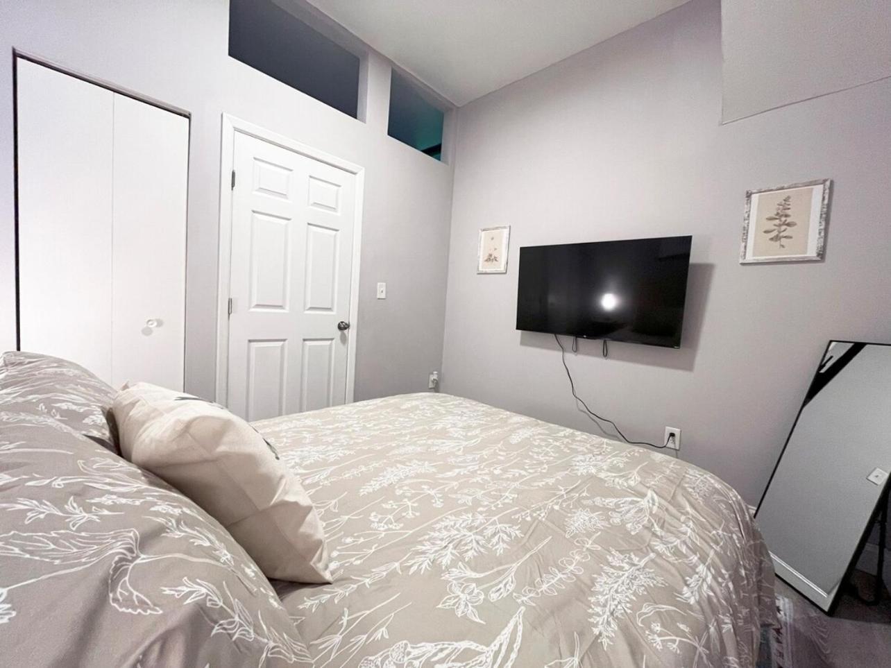 Local Modern Getaway - Ground Floor Apartment Кливланд Екстериор снимка