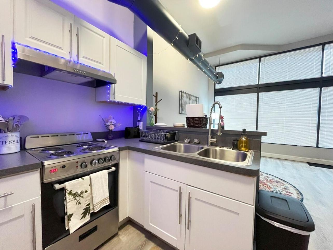 Local Modern Getaway - Ground Floor Apartment Кливланд Екстериор снимка
