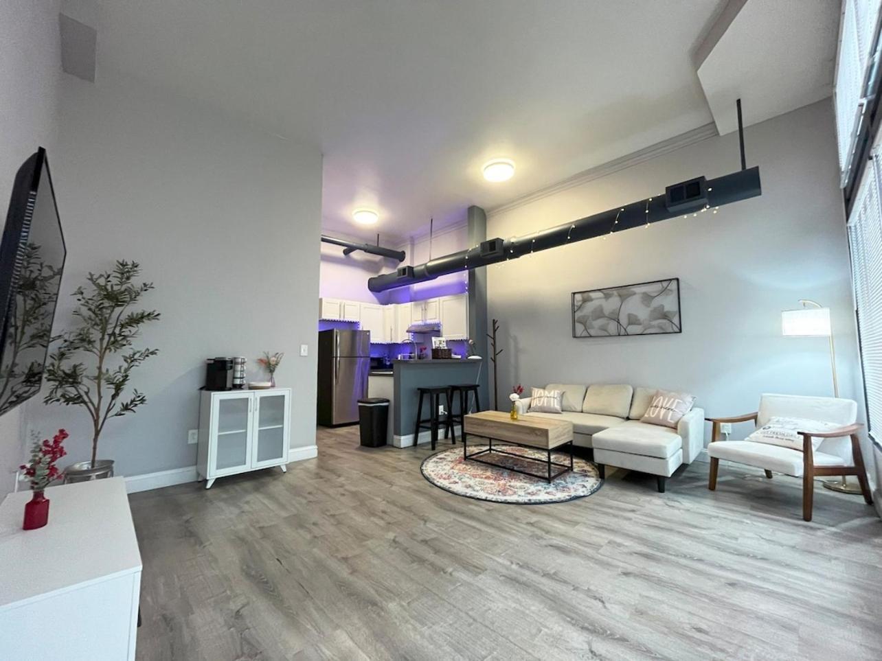 Local Modern Getaway - Ground Floor Apartment Кливланд Екстериор снимка