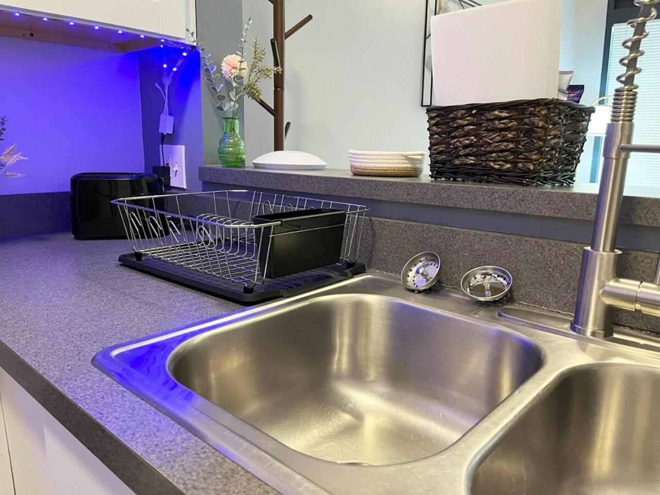 Local Modern Getaway - Ground Floor Apartment Кливланд Екстериор снимка