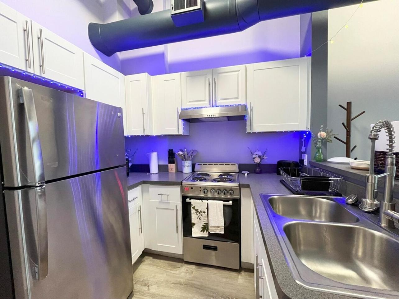 Local Modern Getaway - Ground Floor Apartment Кливланд Екстериор снимка